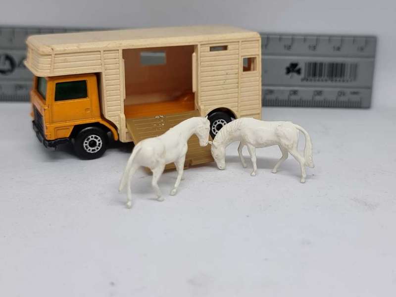 Vintage Matchbox Superfast Horse Box with 2 Horses