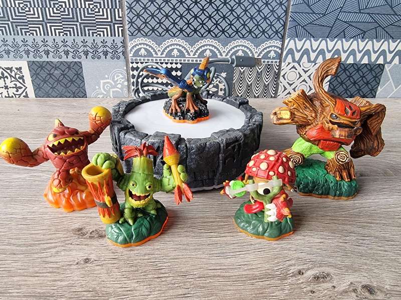 XBox 360 Skylanders Portal and 5 Characters