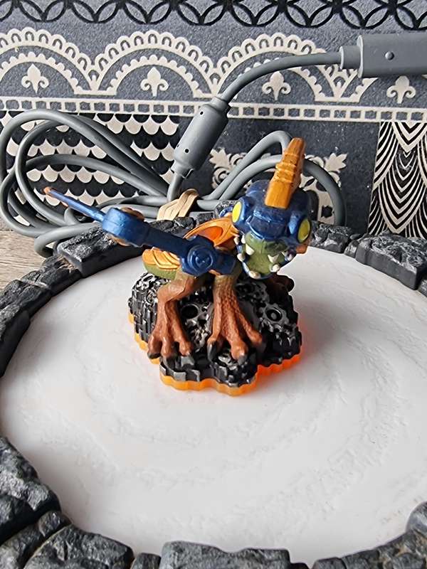 XBox 360 Skylanders Portal and 5 Characters