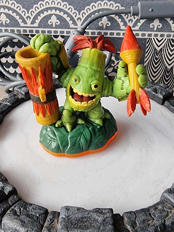 XBox 360 Skylanders Portal and 5 Characters