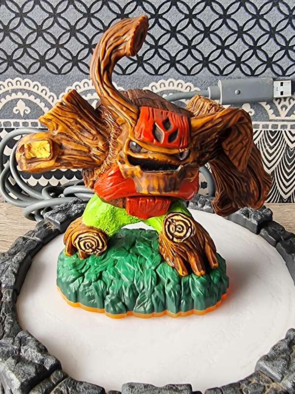 XBox 360 Skylanders Portal and 5 Characters