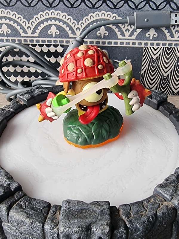 XBox 360 Skylanders Portal and 5 Characters