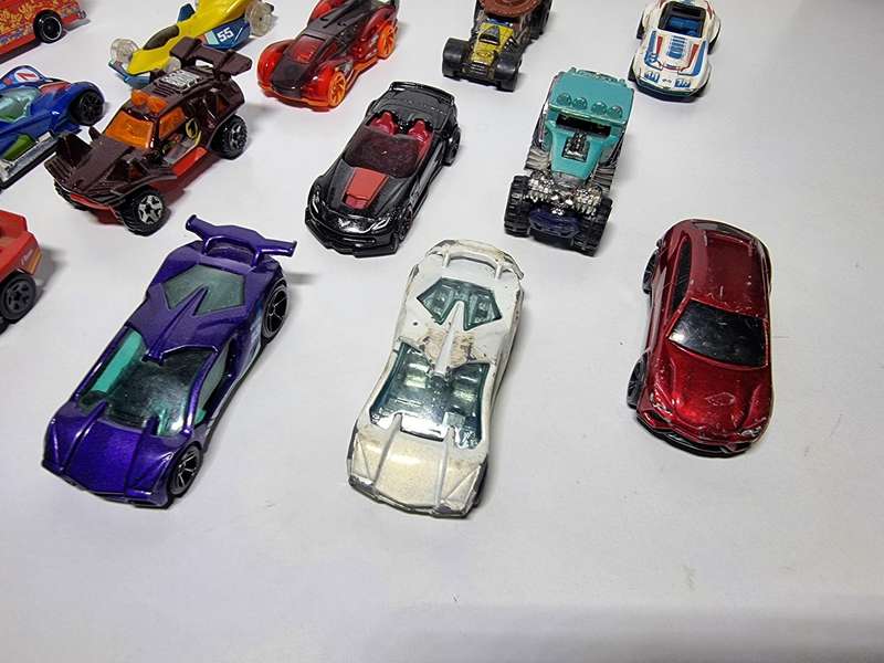 13 Die Cast cars - HotWheels