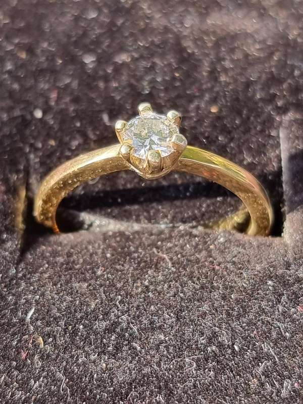 "0,45 Carat Natural Solitaire Diamond Engagement Ring Set in 9CT Yellow Gold. ( Genuine Gold. )