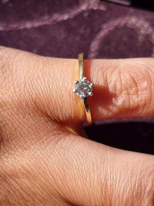 "0,45 Carat Natural Solitaire Diamond Engagement Ring Set in 9CT Yellow Gold. ( Genuine Gold. )