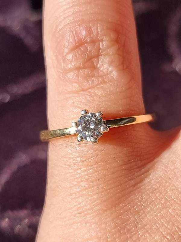 "0,45 Carat Natural Solitaire Diamond Engagement Ring Set in 9CT Yellow Gold. ( Genuine Gold. )