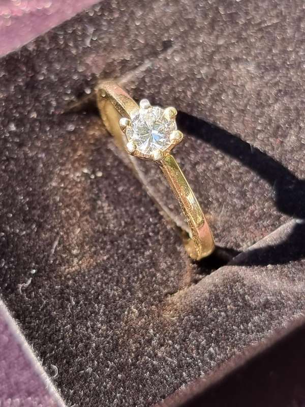 "0,45 Carat Natural Solitaire Diamond Engagement Ring Set in 9CT Yellow Gold. ( Genuine Gold. )