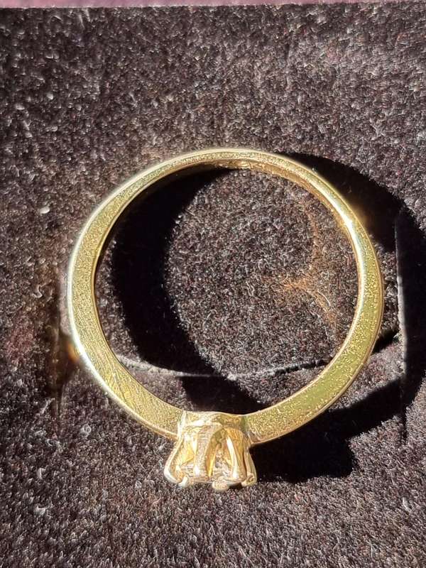"0,45 Carat Natural Solitaire Diamond Engagement Ring Set in 9CT Yellow Gold. ( Genuine Gold. )