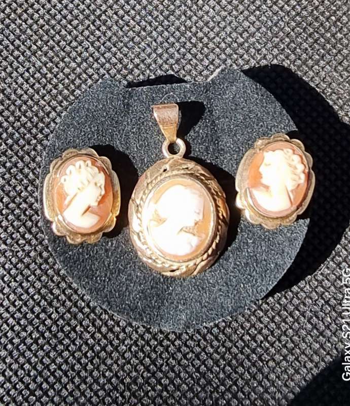 VINTAGE "CAMEO" Pendant and Earrings / Set in 9CT Yellow Gold. ( Genuine Gold. )