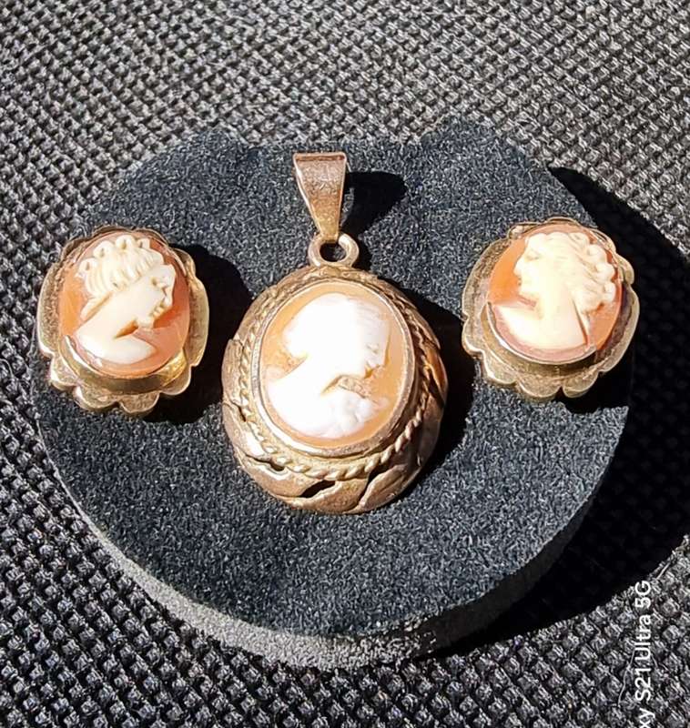 VINTAGE "CAMEO" Pendant and Earrings / Set in 9CT Yellow Gold. ( Genuine Gold. )