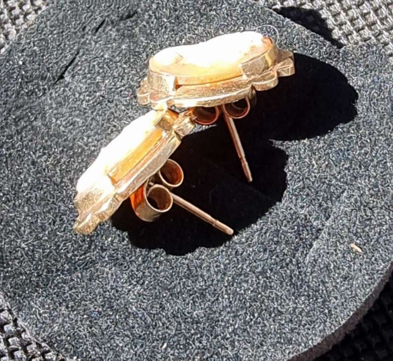 VINTAGE "CAMEO" Pendant and Earrings / Set in 9CT Yellow Gold. ( Genuine Gold. )