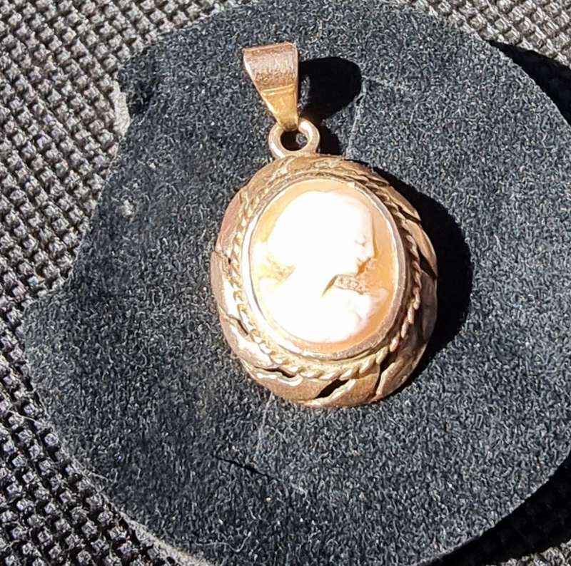 VINTAGE "CAMEO" Pendant and Earrings / Set in 9CT Yellow Gold. ( Genuine Gold. )