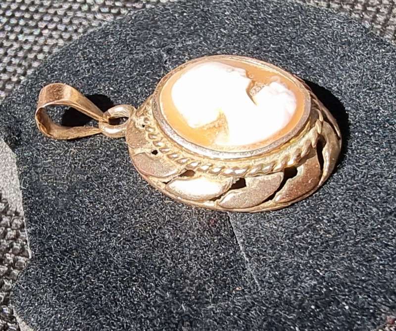 VINTAGE "CAMEO" Pendant and Earrings / Set in 9CT Yellow Gold. ( Genuine Gold. )