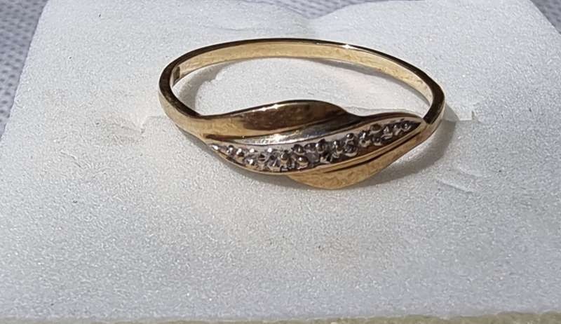 "Art Deco" Leaf Shaped Diamond 9ct Yellow Gold Ring (Genuine Gold)