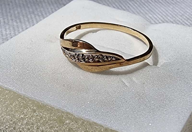 "Art Deco" Leaf Shaped Diamond 9ct Yellow Gold Ring (Genuine Gold)