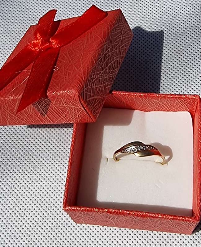 "Art Deco" Leaf Shaped Diamond 9ct Yellow Gold Ring (Genuine Gold)