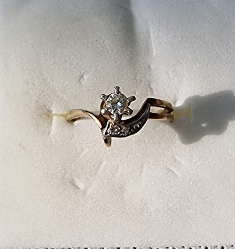 "Natural Diamond" Set in 9ct Yellow Gold Engagement Ring ( Genuine Gold )