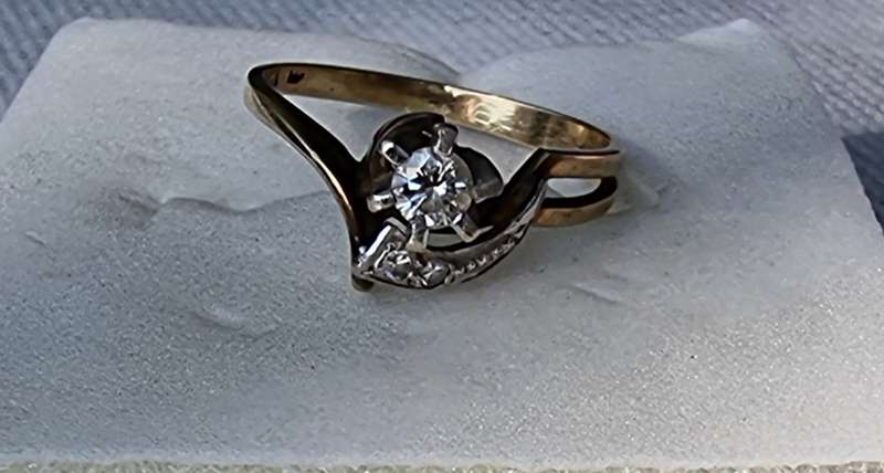 "Natural Diamond" Set in 9ct Yellow Gold Engagement Ring ( Genuine Gold )