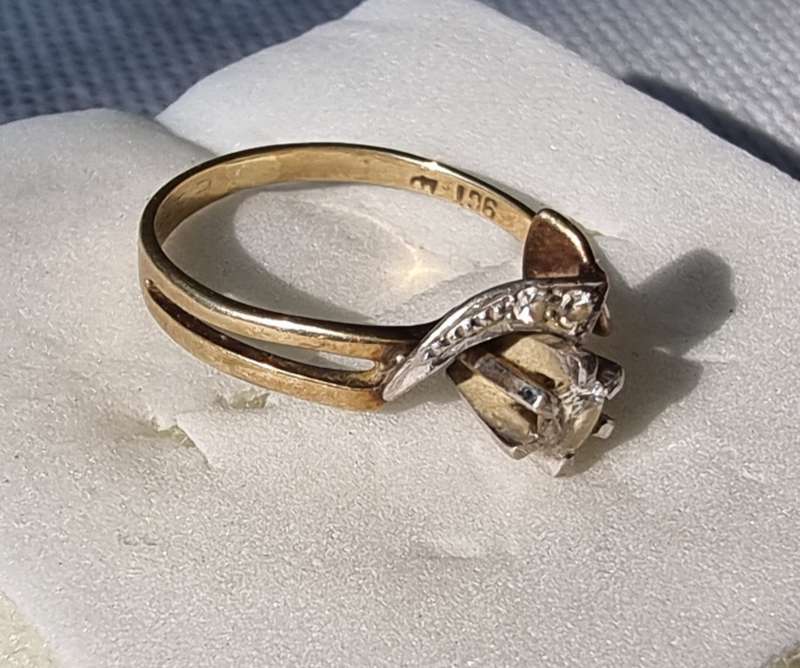 "Natural Diamond" Set in 9ct Yellow Gold Engagement Ring ( Genuine Gold )
