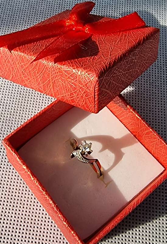 "Natural Diamond" Set in 9ct Yellow Gold Engagement Ring ( Genuine Gold )