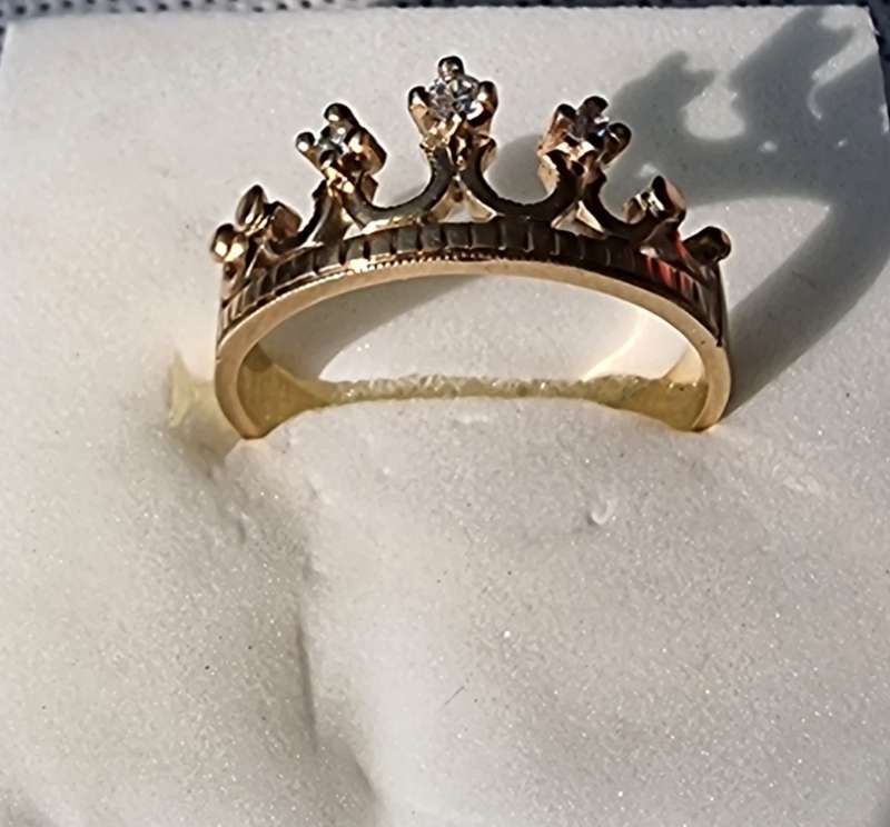 DESIGNER "CROWN and DIAMOND" 9CT Yellow Gold Ring.( Genuine Gold. )