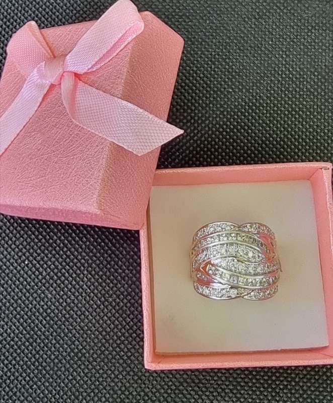 "DESIGNER""CROSSOVERS CHANNEL" CZ 925 Sterling Silver Dress Ring. ( Genuine Silver. )