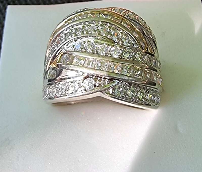 "DESIGNER""CROSSOVERS CHANNEL" CZ 925 Sterling Silver Dress Ring. ( Genuine Silver. )