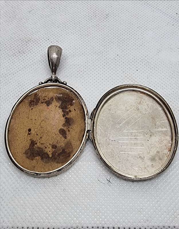 Oval "FLOWER FOX LOCKET" 925 Sterling Silver Pendant.( Genuine Silver.)