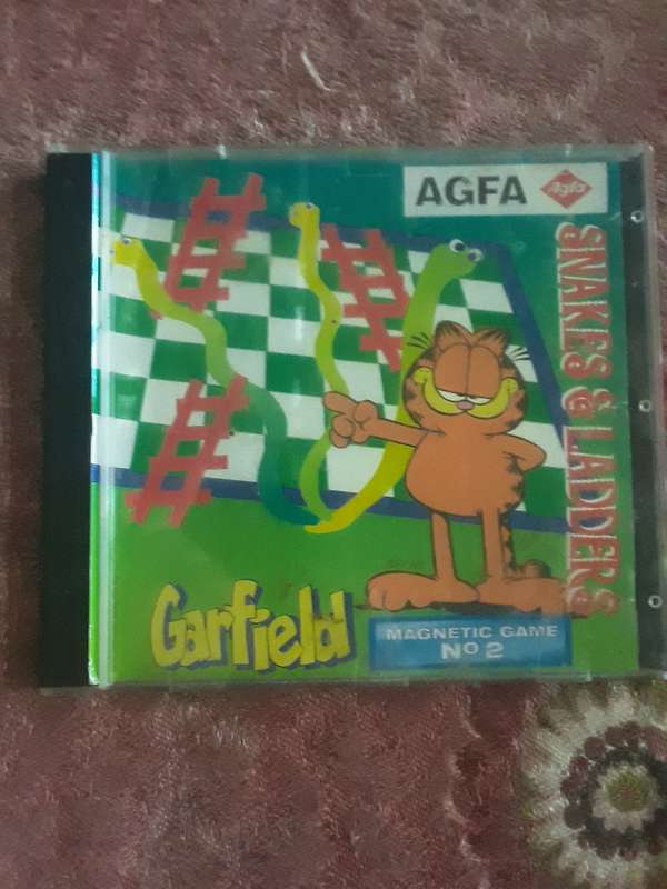 Garfield magnetic Snakes and ladders board game