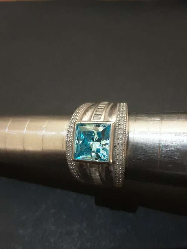 .925 Ladies ring with nice blue stone