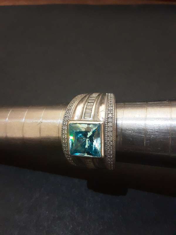 .925 Ladies ring with nice blue stone