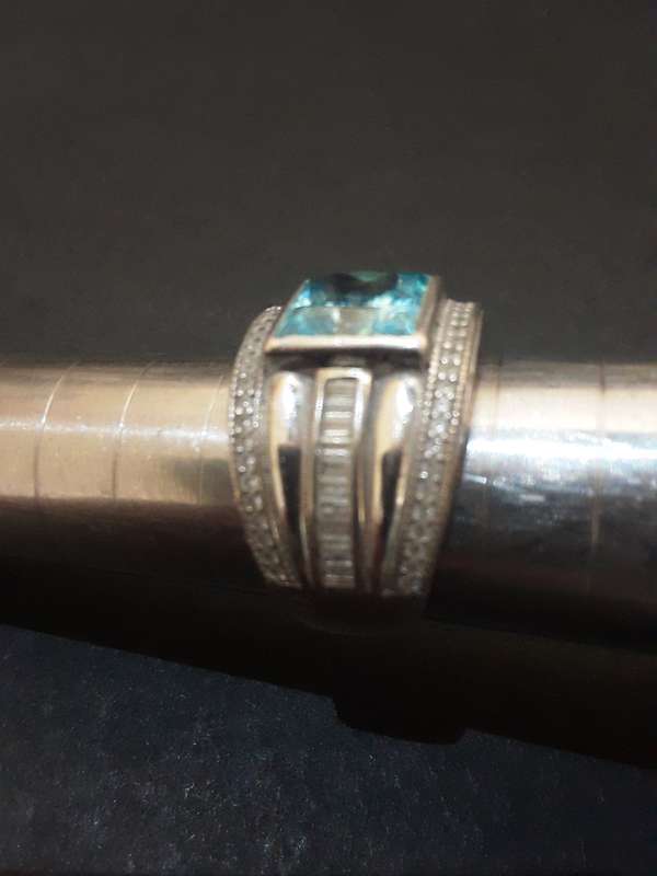 .925 Ladies ring with nice blue stone
