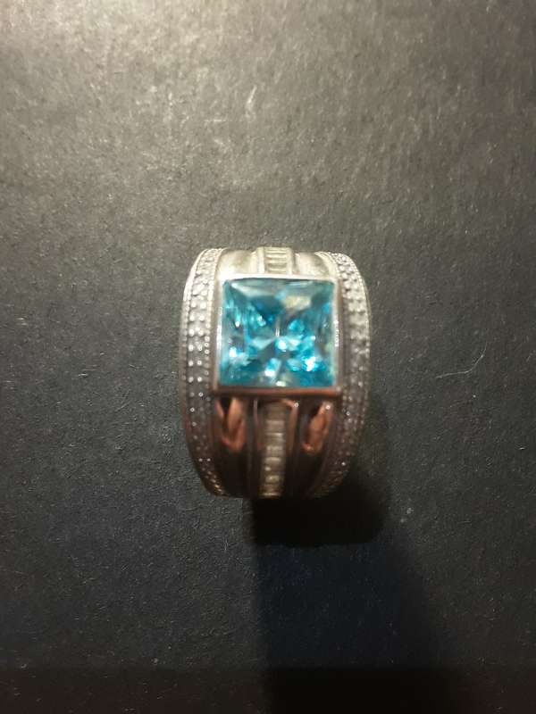 .925 Ladies ring with nice blue stone