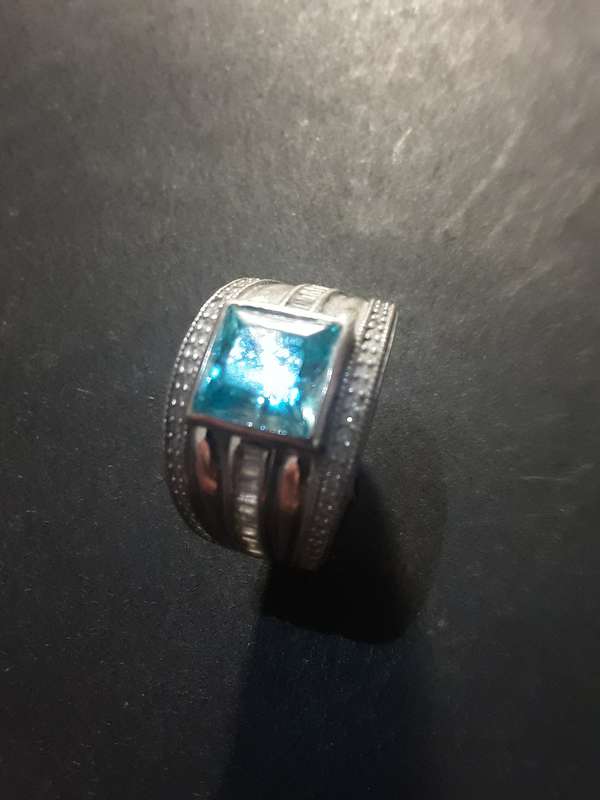 .925 Ladies ring with nice blue stone