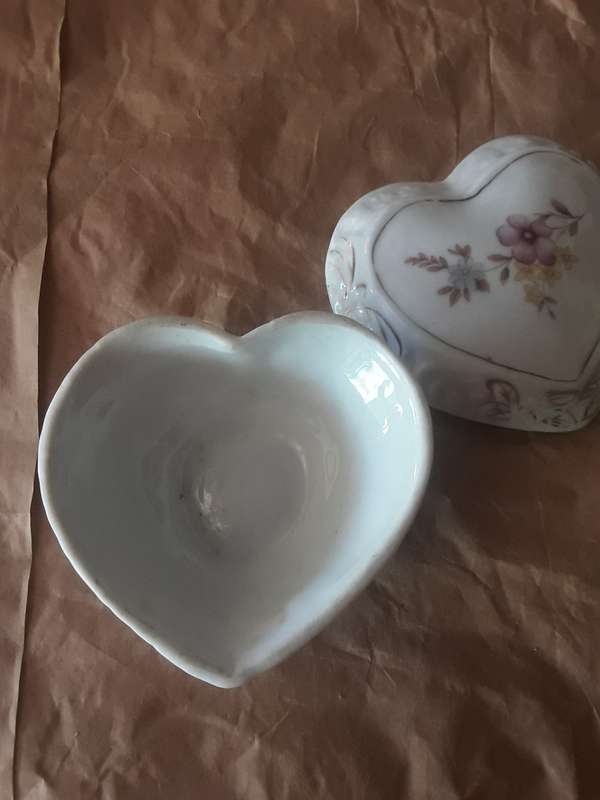Heart shaped porcelain trinket holder