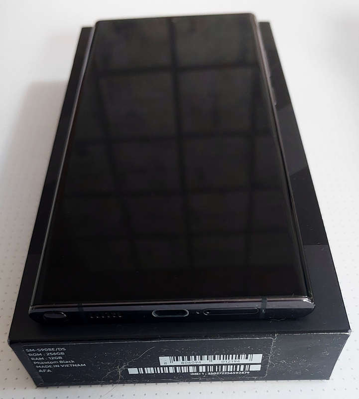 Samsung Galaxy S22 Ultra 256GB dual SIM in Phantom Black