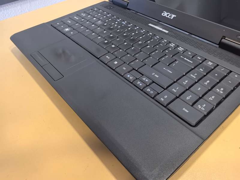 Acer Aspire 5734z - Intel Pentuim T4500 @2.30GHz- 4GB RAM - 320GB HDD -BRAND NEW BATTERY
