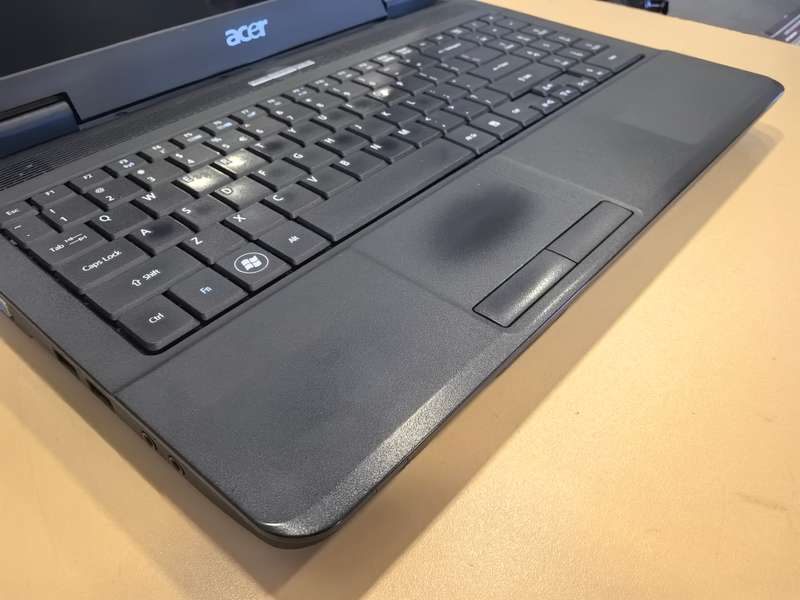 Acer Aspire 5734z - Intel Pentuim T4500 @2.30GHz- 4GB RAM - 320GB HDD -BRAND NEW BATTERY