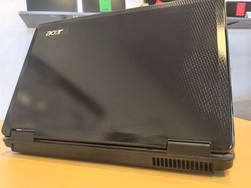 Acer Aspire 5734z - Intel Pentuim T4500 @2.30GHz- 4GB RAM - 320GB HDD -BRAND NEW BATTERY