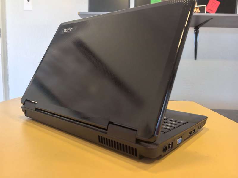 Acer Aspire 5734z - Intel Pentuim T4500 @2.30GHz- 4GB RAM - 320GB HDD -BRAND NEW BATTERY