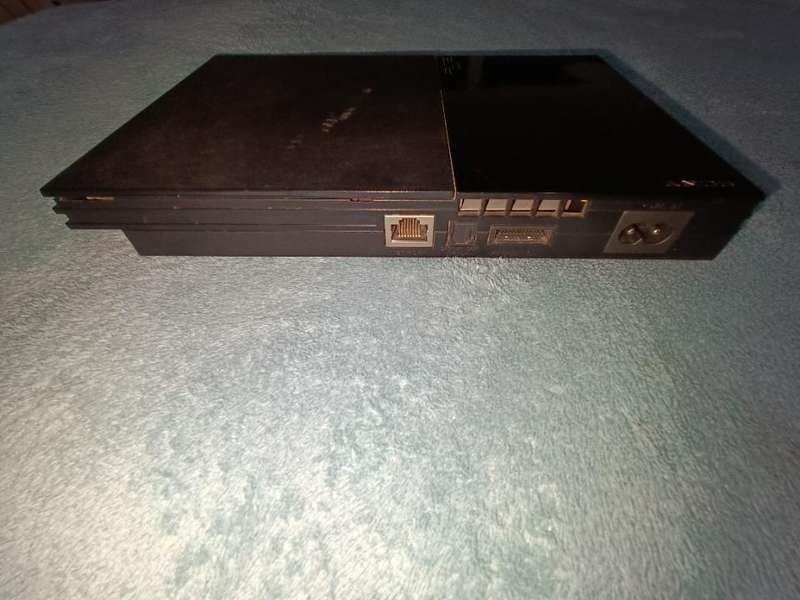 PS2 + 2 x Controllers + 19 Games + Extras