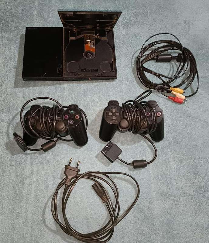 PS2 + 2 x Controllers + 19 Games + Extras