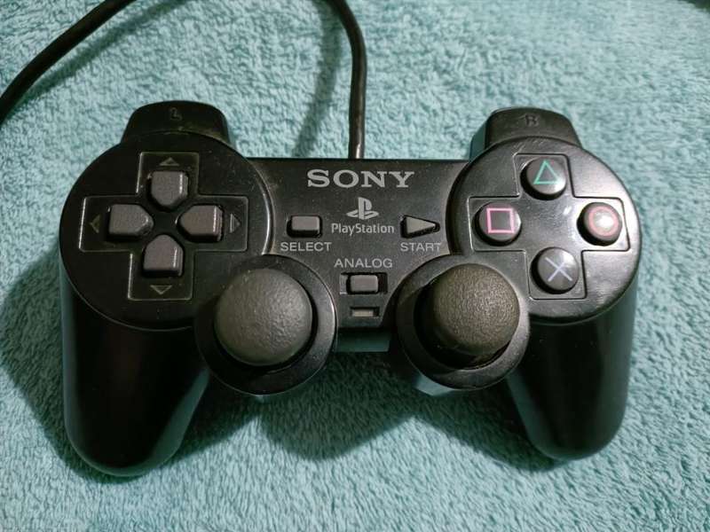 PS2 + 2 x Controllers + 19 Games + Extras
