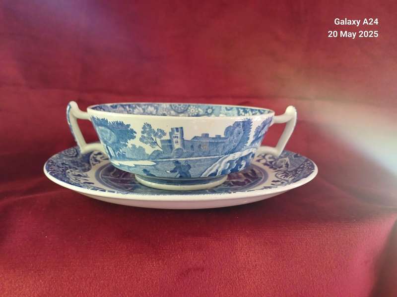 Set of 4 Copeland Spode Italian soup coupes with underplates.