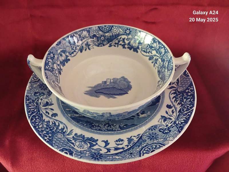 Set of 4 Copeland Spode Italian soup coupes with underplates.