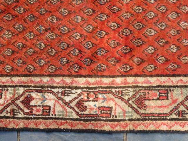 A Persian hand knotted Sarab rug.