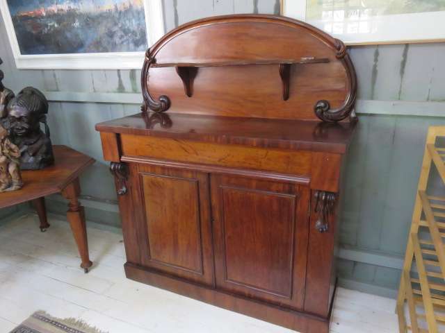 Flame mahogany chiffonier with one drawer
