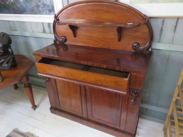 Flame mahogany chiffonier with one drawer