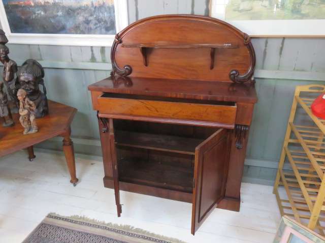 Flame mahogany chiffonier with one drawer