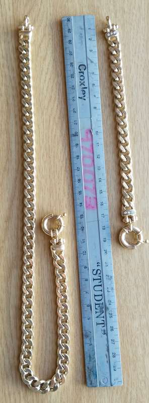 Beautiful gold coloured ladies matching necklace with bracelet.